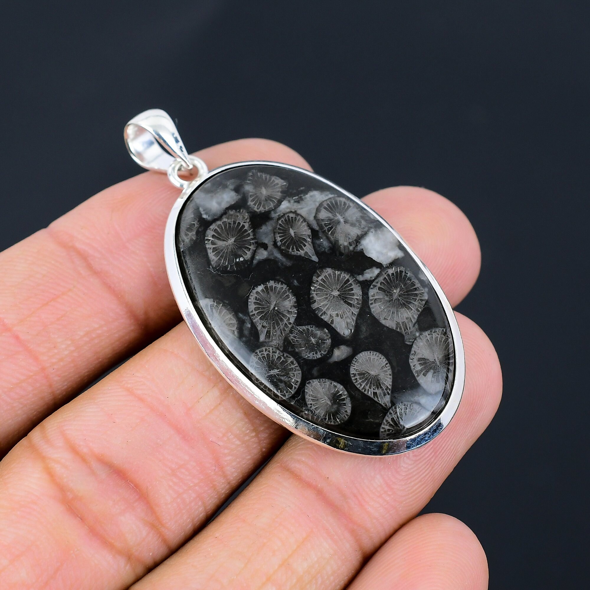Pendentif Ovale En Corail Fossile Multicolore - Serti Cannelé, Plaqué Argent, Fait Main