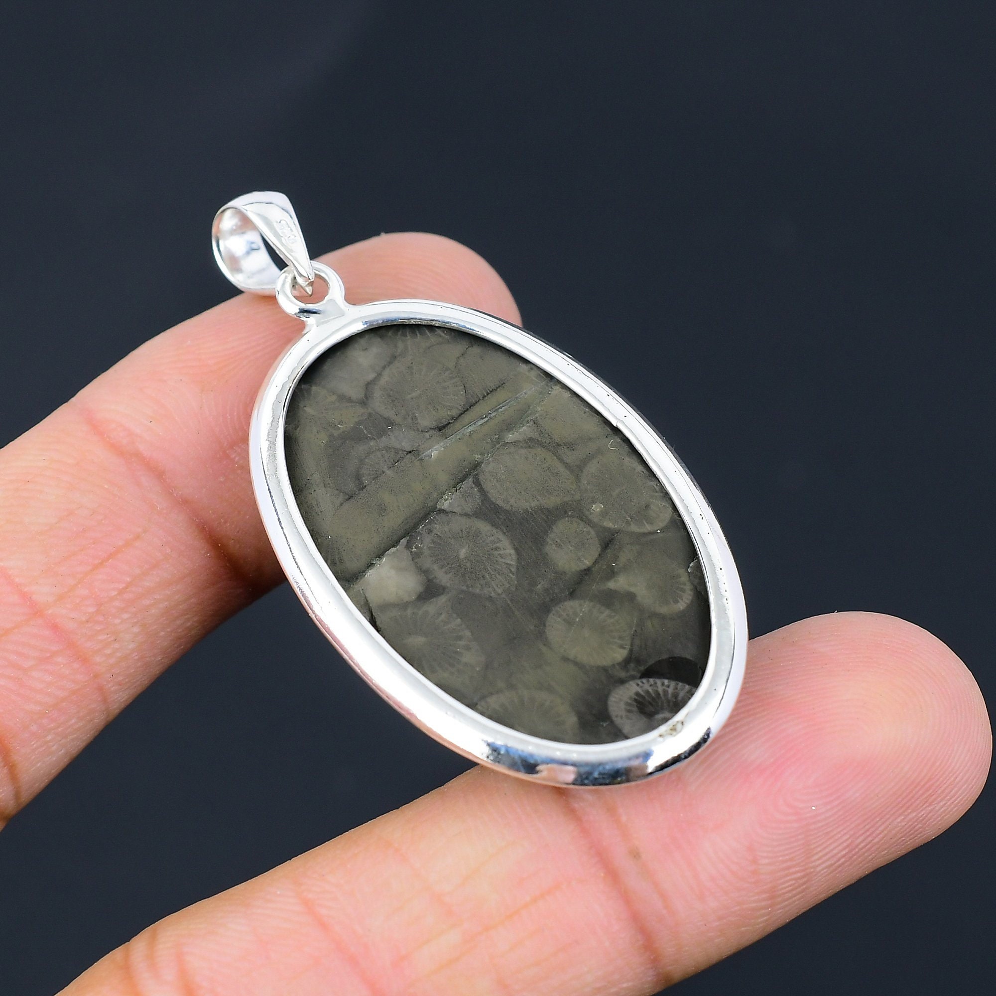 Pendentif Ovale En Corail Fossile Multicolore - Fait Main, Plaqué Argent - Longueur 2.9 Pouces