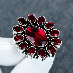 Moçambikisk granatring i sterlingsilver: Handgjord blomsterdesign, bohemiskt uttalande