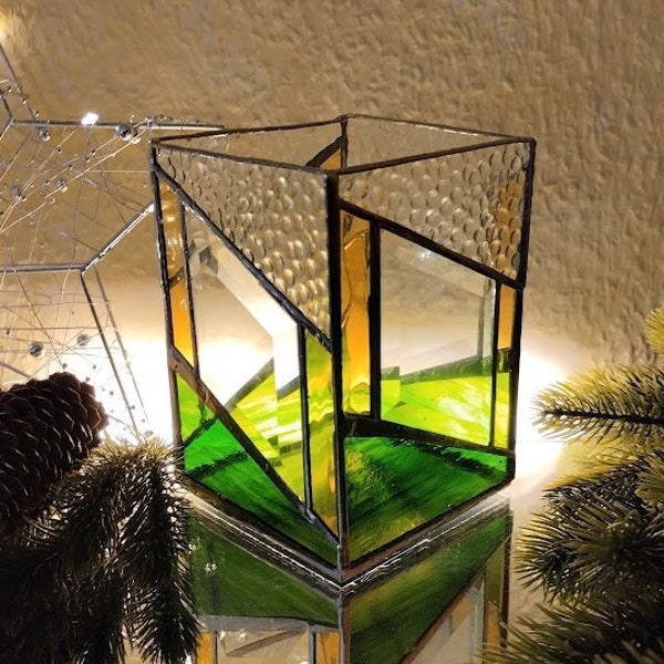 Windlicht aus Tiffanyglas ist die besondere Wohnungsdeko, Ein Leuchtobjekt der besonderen Art