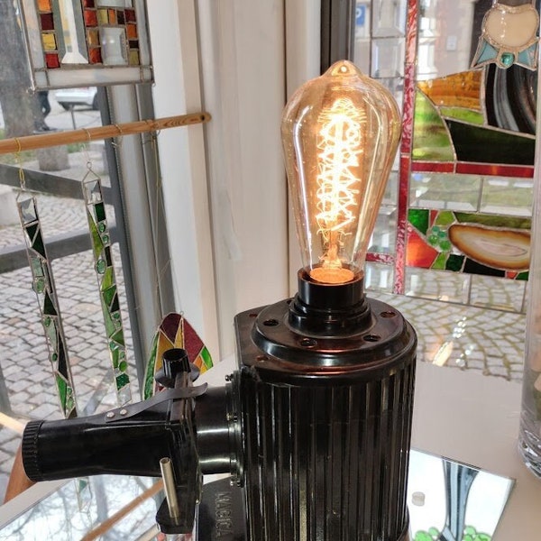 Retro Lampe, Ein benutztes Filmvorführgerät für Rollfilme im Vintage-Stil