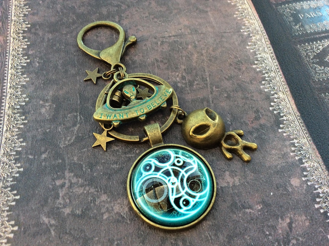 Alien Keychain, UFO Gifts, Space Keyring, Science Fiction Gift for Him ...
