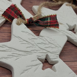 Handgemaakte kleisterornamenten, groenblijvende opdruk, set van 3