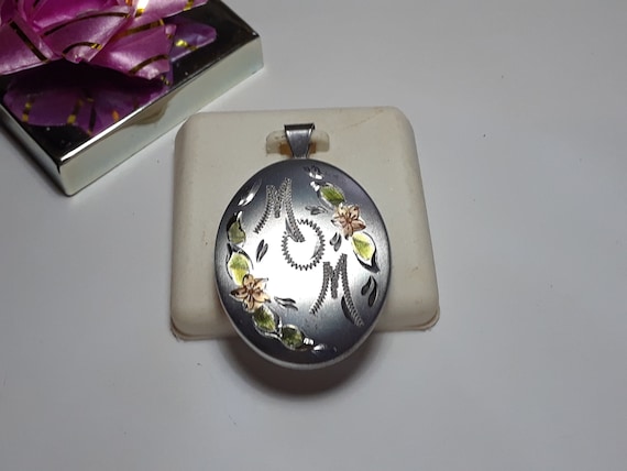 Vintage Oval Locket with "MOM" & Pink/Green Enama… - image 2