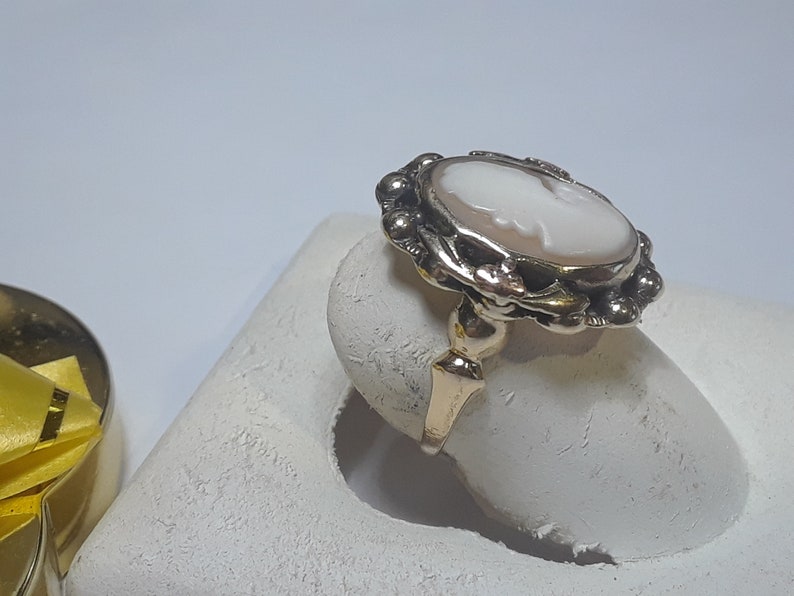 Antique Oval Cameo Ornate Ball Framed 10Kt Yellow /& Rose Gold Ring #13266