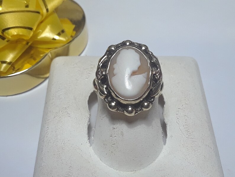 Antique Oval Cameo Ornate Ball Framed 10Kt Yellow /& Rose Gold Ring #13266
