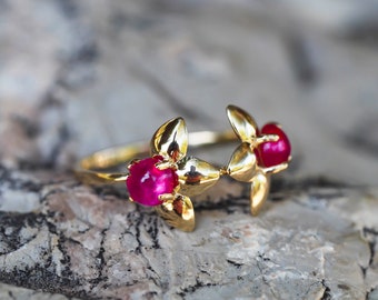 Two ruby 14k gold ring. Ruby cabochon ring. 3 petal flower ring. Flower ruby ring. Cocktail ruby ring. July birthstone ring.