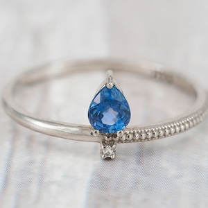 14k solid gold ring with pear 0.5 ct sapphire/September birthstone ring/Genuine sapphire ring/Vintage style engagement ring.