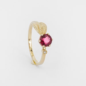 14k gouden ring granaat/ring ring met ronde granaat/ring januari geboortesteen/ring gouden bessen/gouden bloemring/ring rode granaat/ring delicate granaat