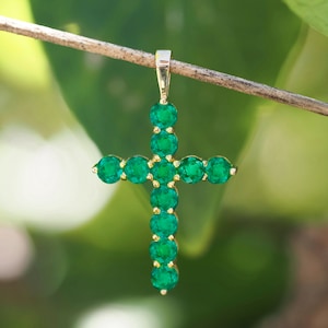 Smaragdgroene kruishanger / gouden kruishanger / smaragdgroene kruis / 14k massief gouden kruishanger smaragden / religieuze kruisketting hanger