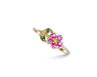 Pink sapphires flower ring in 14 karat gold. Tiny gold ring. Pink sapphire ring. Gold flower ring. Daisy flower ring. Pink gem ring.
