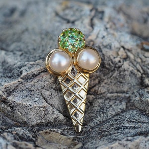 Eisanhänger mit Perle, Peridots / 14k Goldanhänger mit Perlen und Peridots. Eis Chocker / Essen Anhänger / Einfacher Alltagsanhänger