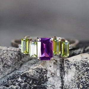 Ametista, anello in oro 14k con peridoto/ Anello con pietre preziose viola, verde mela/ Anello con gemme Baguette/ Anello colorato con ametista, peridoto