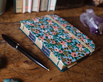 Carnet roses fait main reliure cousue motif floral