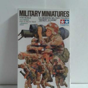 Plastic Military Model Kit – 1:35 Scale American Soldiers In Iraq, 4 Unpainted Miniatures For Diorama Building