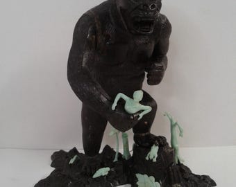 Kit de modelo vintage Aurora King Kong de 1964, construido a mano y pintado con más piezas.
