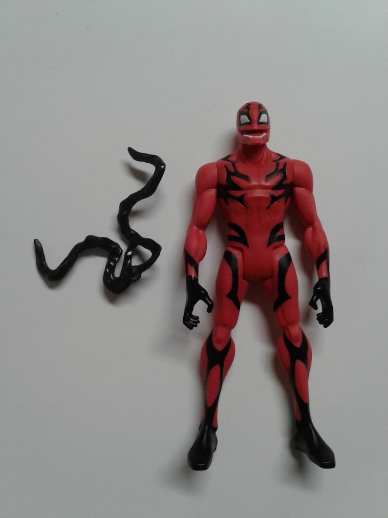 Pode incluir: Figura de a&ccedil;&atilde;o vermelha e preta de um super-her&oacute;i com um acess&oacute;rio de tent&aacute;culo preto.