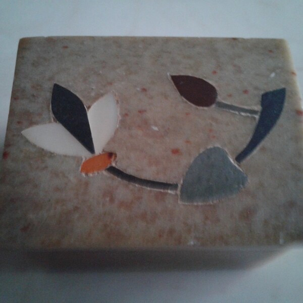 Stone-Soapstone-Marble Lidded & Inlay Flower Design Small Trinket Box Handmade in India
