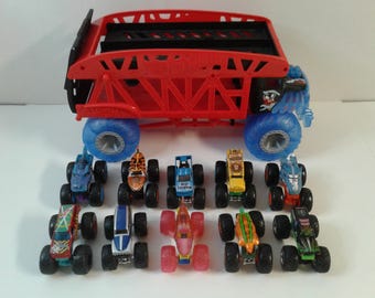Hot Wheels Monster Jam Truck Mover with 10 Mini Trucks 1:64