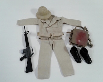 Lote de 7 uniformes, atuendos y accesorios militares de G.I. Joe Hasbro de la década de 1960.