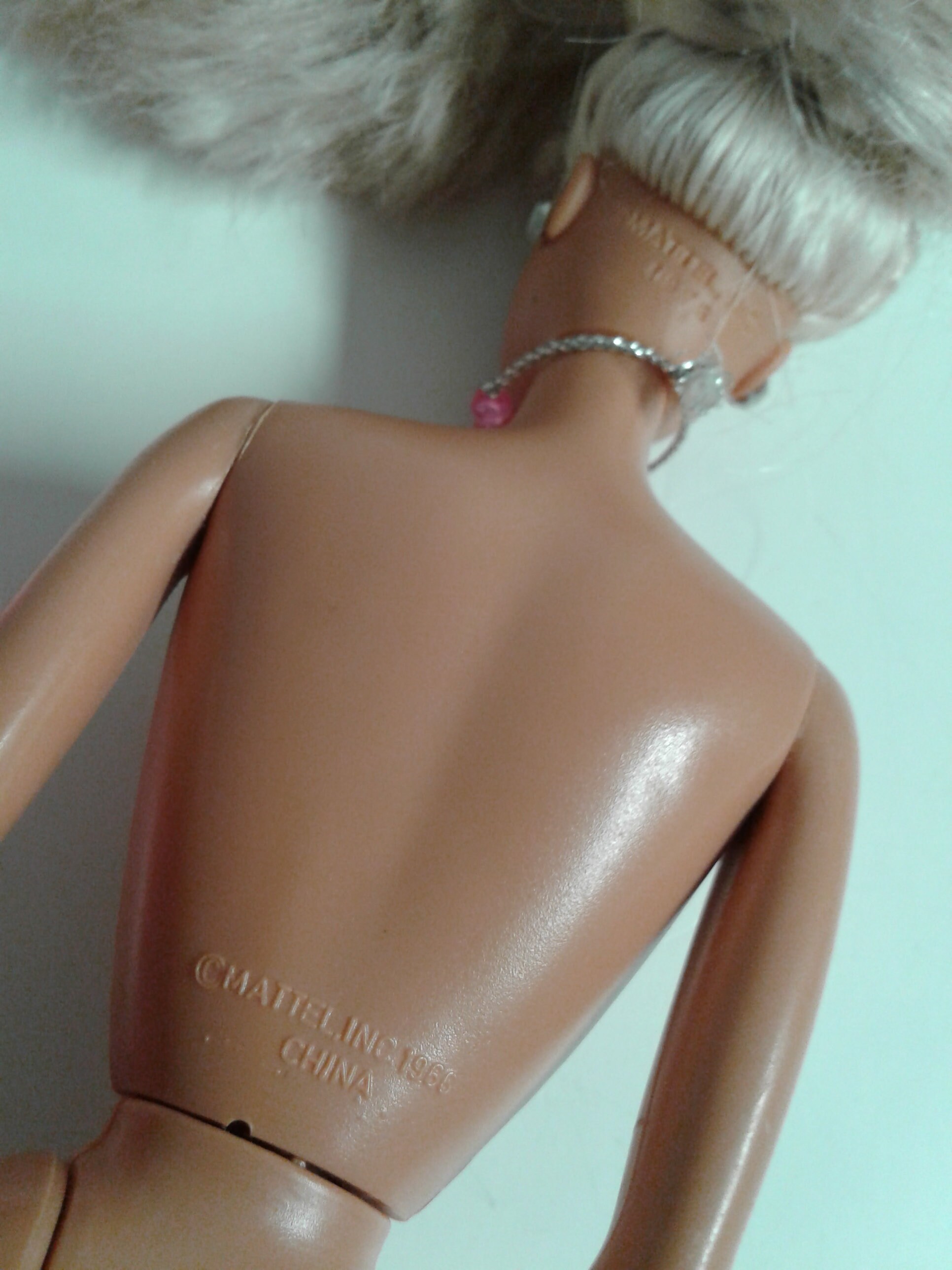 ANCIENNE POUPEE BARBIE MATTEL 1966 MALAYSIA Robe griffée Barbie EUR 20
