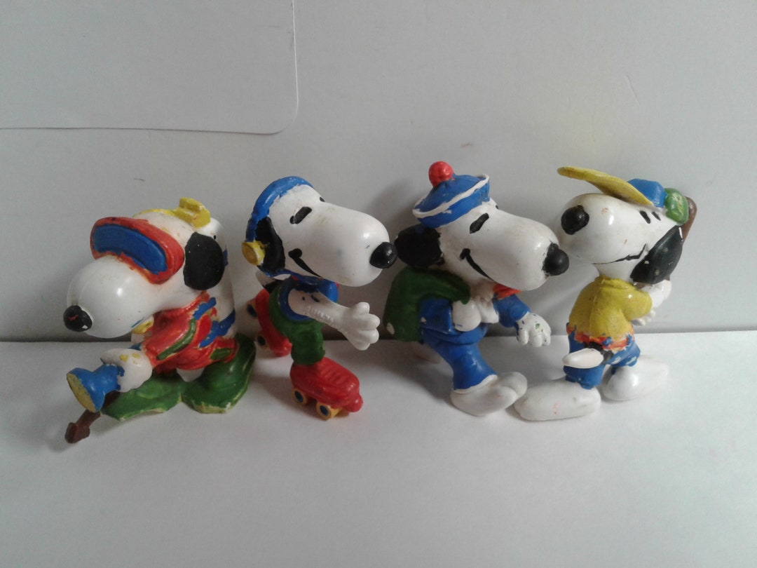 Lot of 4 Vintage Peanuts Snoopy PVC Figures United Feature Syndicate  1958/66 