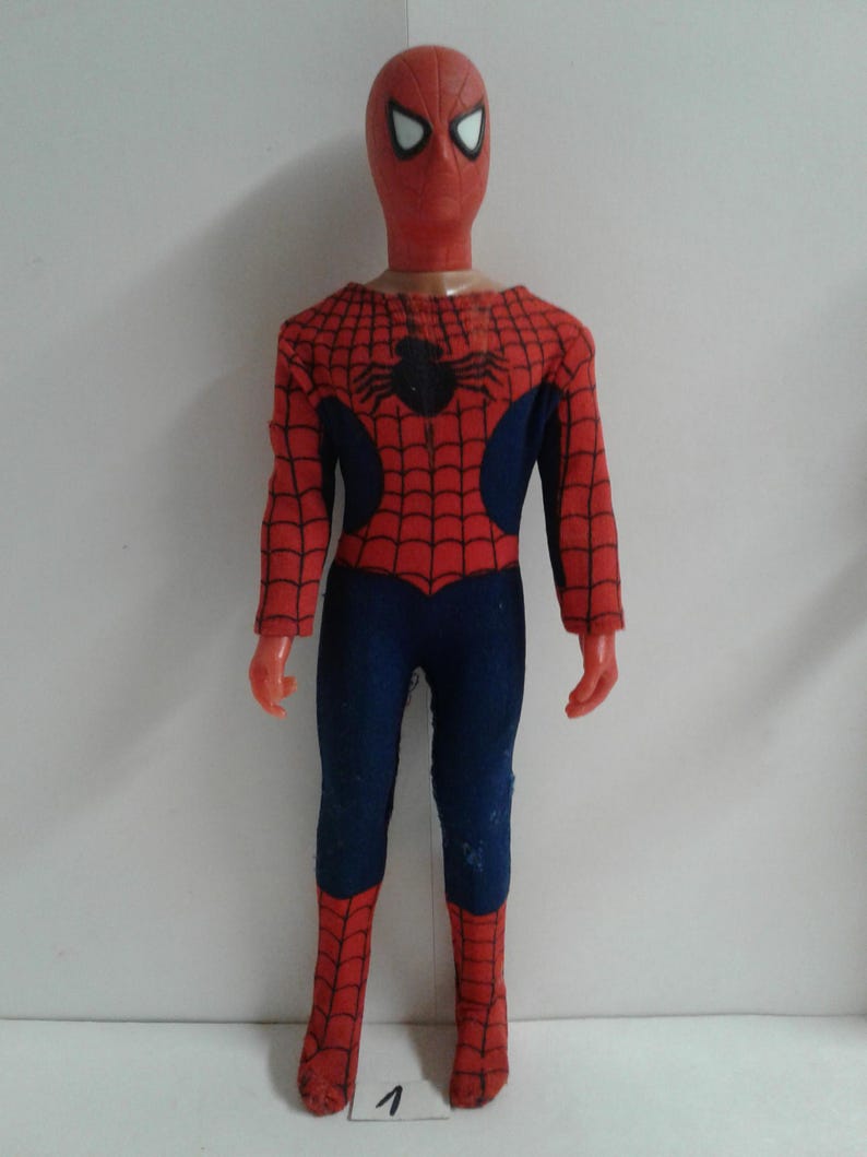 Op de afbeelding: Een rood en blauw Spider-Man-actiefiguur met een spinnenwebontwerp. De figuur heeft een rood masker met witte ogen en een zwarte spin op de borst.