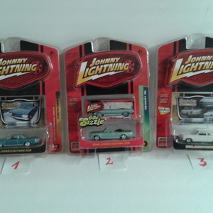 Peut inclure: Trois voitures miniatures en métal Johnny Lightning à l'échelle 1:64 dans leur emballage d'origine. Les voitures sont une Chevrolet Impala 1964 bleu turquoise, une Chevrolet Impala cabriolet 1965 bleu turquoise et une Chevrolet Impala 1965 blanche. L'emballage présente le logo Johnny Lightning et les mots "60s Sizzle".