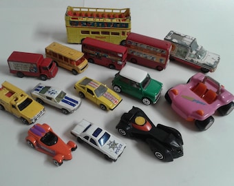 Lote mixto vintage de 14 coches coleccionables de Gorgi, Burago, ERTL, Matchbox, Hotwheels y Buddy L.