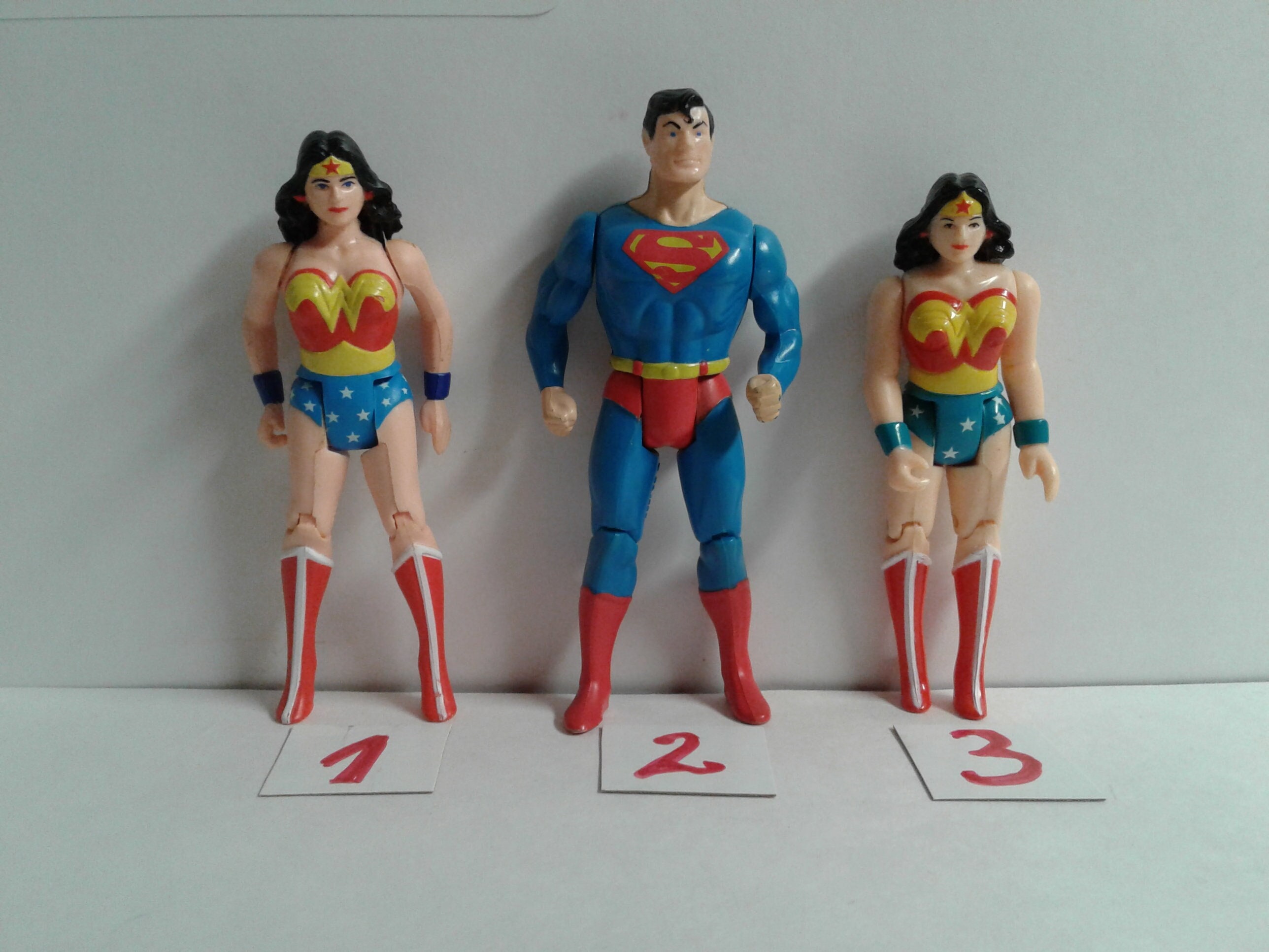 選んで！DCコミックスのスーパーヒーロー、ワンダーウーマンかスーパー 