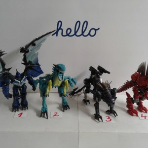 Peut inclure: Quatre robots dinosaures différents, chacun dans une couleur différente. Le premier est bleu avec des ailes argentées, le deuxième est vert et jaune, le troisième est noir et le quatrième est rouge.