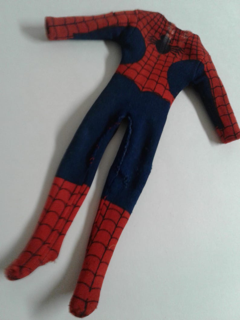 Op de afbeelding: Een rood en blauw Spiderman-kostuum met een spinnenwebontwerp. Het kostuum is gemaakt van stof en heeft lange mouwen en benen.