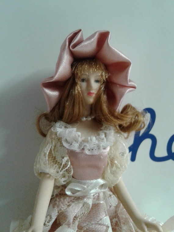 Lot De 5 Petites Poupées Anciennes En Céramique/porcelaine - Robes En Dentelle