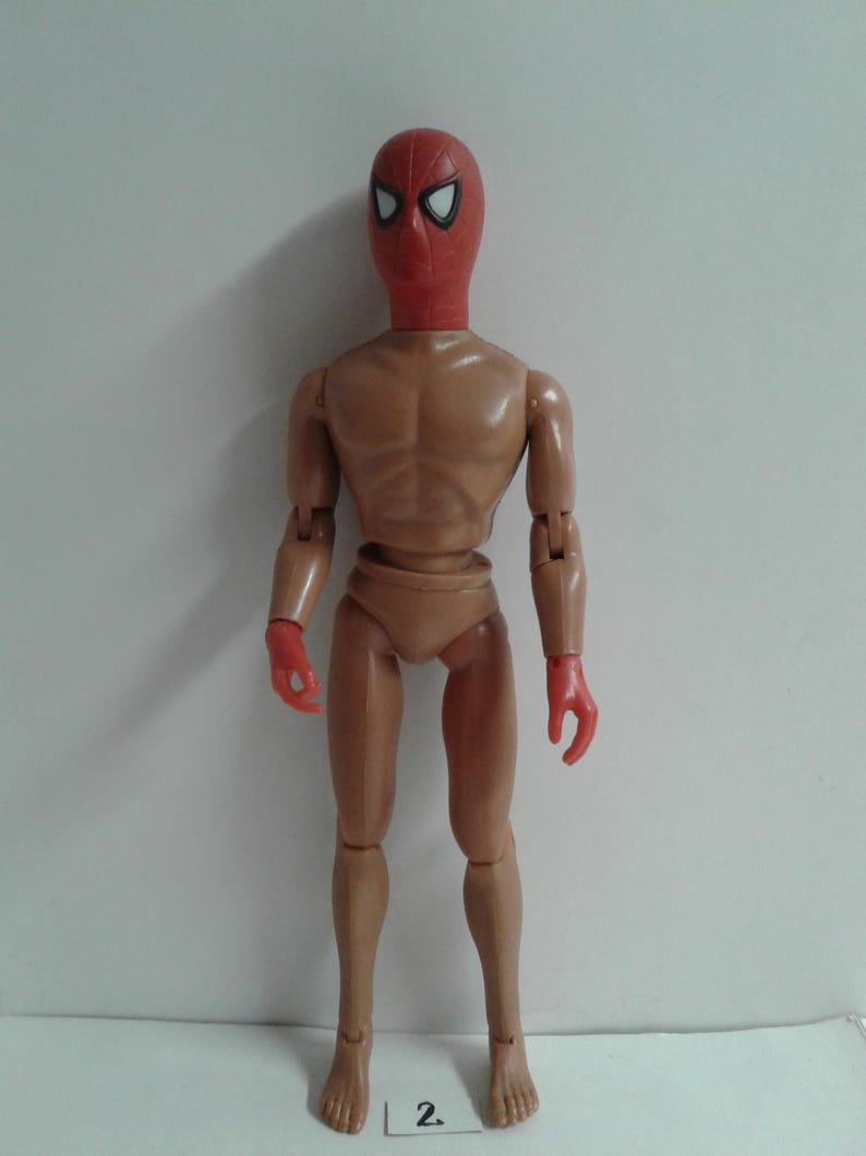 Op de afbeelding: Een naakt action figure met een rood-wit Spider-Man masker.