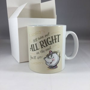 Op de afbeelding: Een witte keramische mok met een beige achtergrond en een cartoon afbeelding van Mrs. Potts uit Belle en het Beest. De mok heeft de tekst "You'll turn out all right in the end. You'll see."