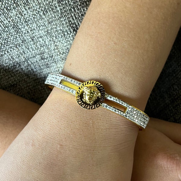 Gold Filled Medusa Gesicht Armband, Mythologisches Armband, Stahl Armreif, Zierliches Geschenk für Sie, Boho Schmuck, Schmuck der griechischen Mythologie