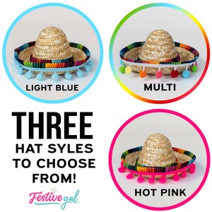 Op de afbeelding: Drie verschillende stijlen van strooien Mexicaanse sombreros met kleurrijke versieringen en pompoenen. De kleuren zijn lichtblauw, veelkleurig en felroze.