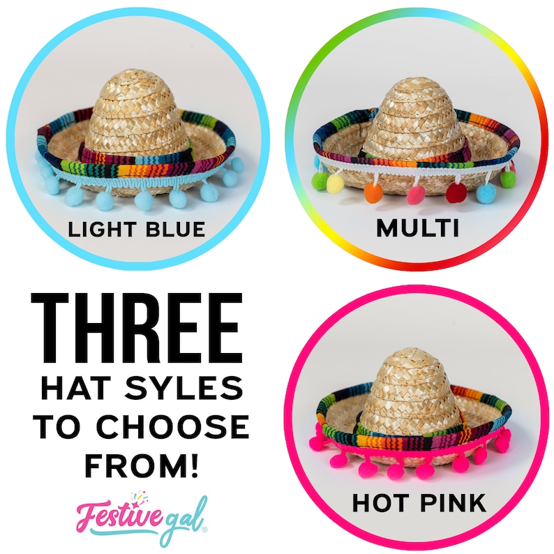 Op de afbeelding: Drie verschillende stijlen van strooien Mexicaanse sombreros met kleurrijke versieringen en pompoenen. De kleuren zijn lichtblauw, veelkleurig en felroze.