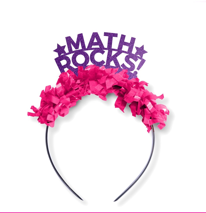 K&ouml;nnte beinhalten: Ein lilafarbenes Glitzer-Haarband mit der Aufschrift "MATH ROCKS!" und rosa Seidenpapier-Girlanden.