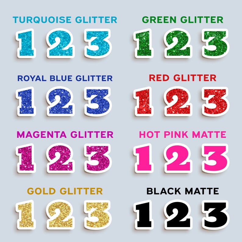 Op de afbeelding: Een set van acht 123-nummer stickers in verschillende kleuren en afwerkingen. De kleuren omvatten turquoise, groen, koninklijk blauw, rood, magenta, roze, goud en zwart. De afwerkingen omvatten glitter en mat.