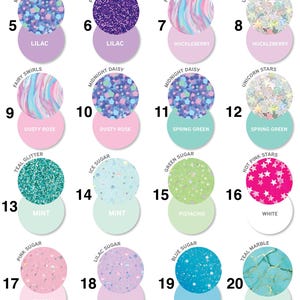 Op de afbeelding: Afbeelding met 24 kleurencombinaties met glitter en effen kleuren. Elke combinatie is een cirkel van glitter gecombineerd met een effen gekleurde cirkel eronder. De tekst bovenaan luidt "ONZE FAVORIETE KLEURENCOMBINATIES".