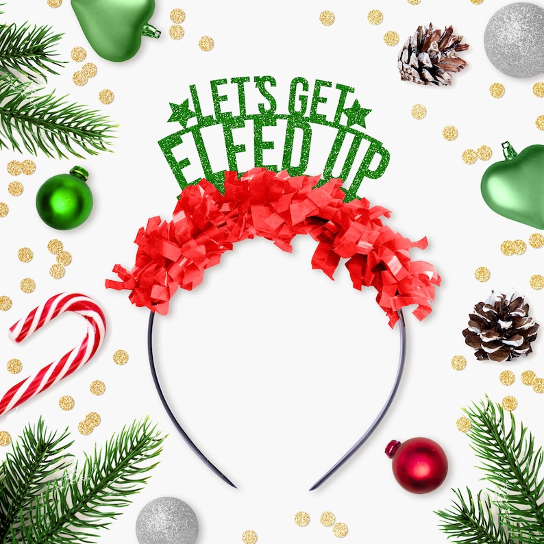 Puede incluir: Una diadema festiva con el texto "LET'S GET ELF'ED UP" en purpurina verde. La diadema presenta una franja roja y est&aacute; rodeada de adornos navide&ntilde;os, agujas de pino y un bast&oacute;n de caramelo sobre un fondo blanco.