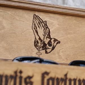 Boîte de rangement personnalisée en bois pour montres et lunettes, gravure monogrammée de mains jointes en prière image 5