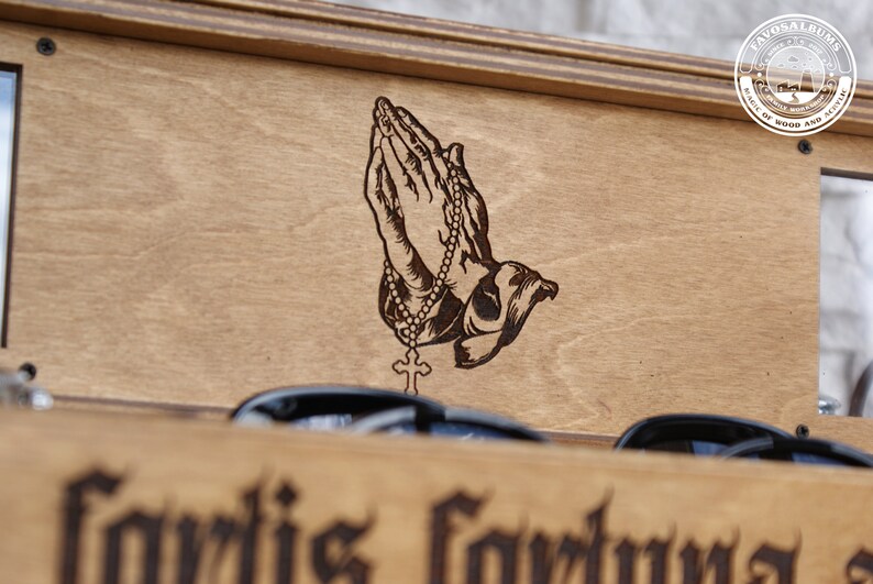 Boîte de rangement personnalisée en bois pour montres et lunettes, gravure monogrammée de mains jointes en prière image 5