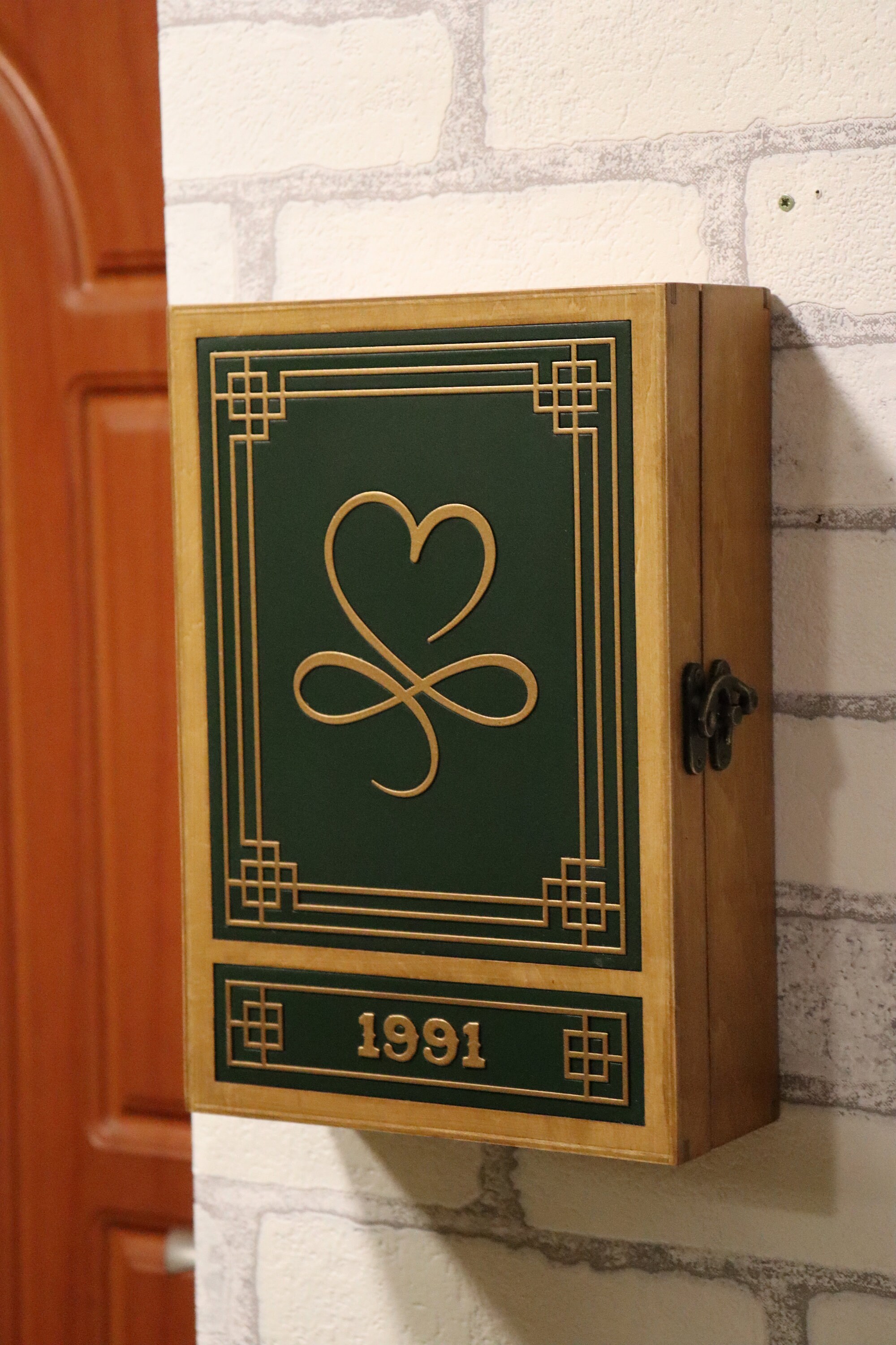 100% Сustomized Handcrafted Wooden Key Box 