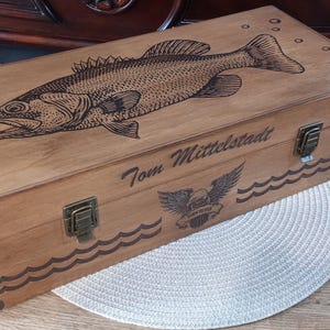 Caixa de pesca artesanal de madeira 100% personalizada, presente VIP para pescadores, presente para o Dia dos Pais, presente de aposentadoria, gravação de robalo. imagem 1
