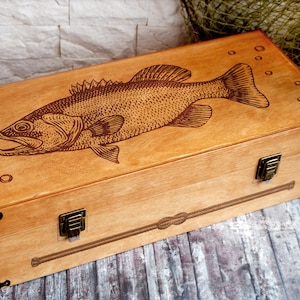 Personalisierte 100% handgefertigte Holzkiste / Forellenbarsch aus Holz, VIP-Geschenk, Vatertagsgeschenk, Geschenk für Fischer, Geschenk für den Ruhestand