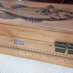 Caixa de pesca artesanal de madeira 100% personalizada, presente VIP para pescadores, presente para o Dia dos Pais, presente de aposentadoria, gravação de robalo. imagem 4