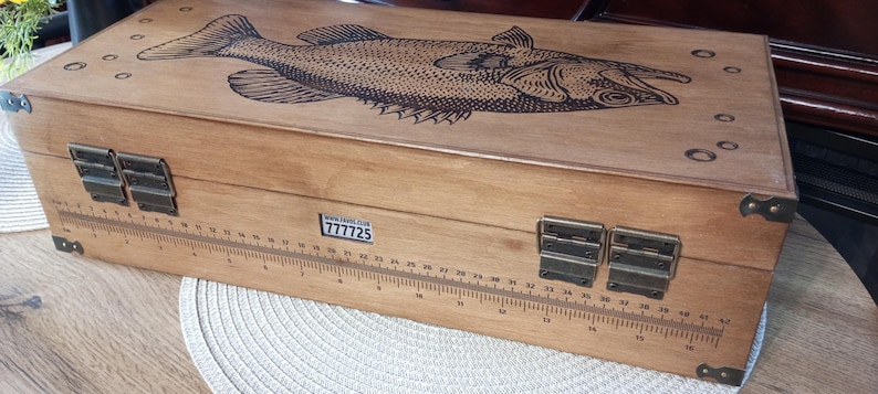 Caixa de pesca artesanal de madeira 100% personalizada, presente VIP para pescadores, presente para o Dia dos Pais, presente de aposentadoria, gravação de robalo. imagem 4