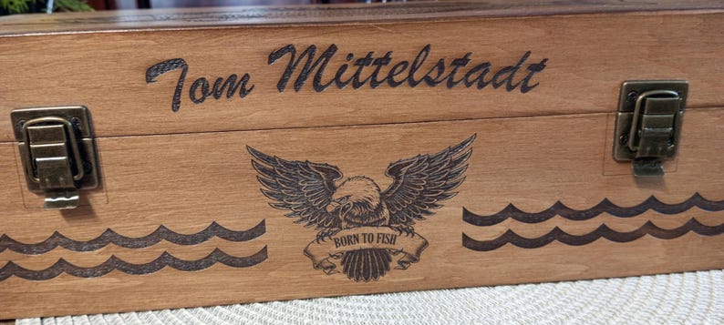 Caixa de pesca artesanal de madeira 100% personalizada, presente VIP para pescadores, presente para o Dia dos Pais, presente de aposentadoria, gravação de robalo. imagem 2